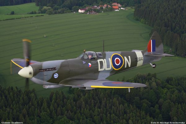 Spitfire Mk.XVIE TE184 DU-N, Air to Air