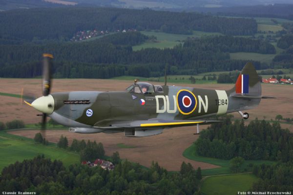 Spitfire Mk.XVIE TE184 DU-N, Air to Air