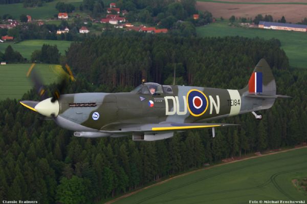 Spitfire Mk.XVIE TE184 DU-N, Air to Air