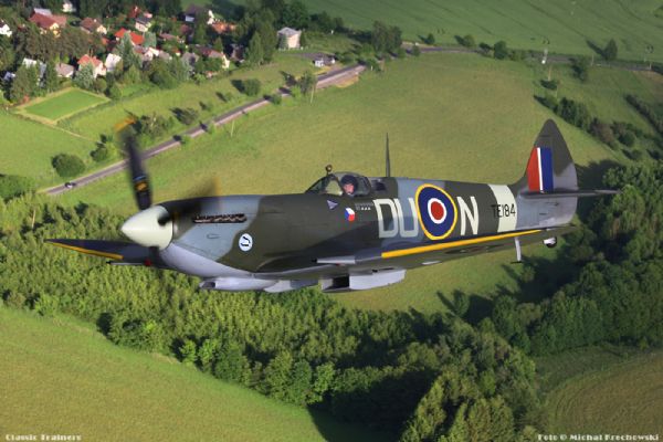 Spitfire Mk.XVIE TE184 DU-N, Air to Air