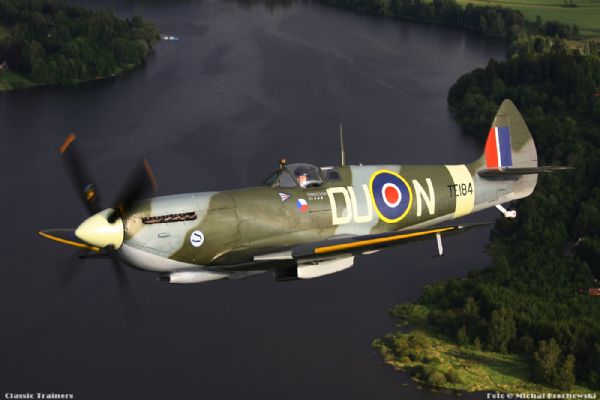 Spitfire Mk.XVIE TE184 DU-N, Air to Air
