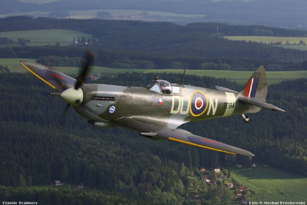 Spitfire Mk.XVIE TE184 DU-N, Air to Air