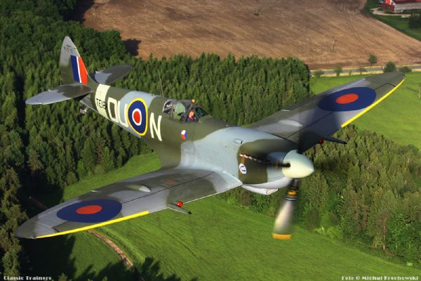 Spitfire Mk.XVIE TE184 DU-N, Air to Air