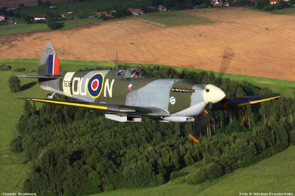 Spitfire Mk.XVIE TE184 DU-N, Air to Air