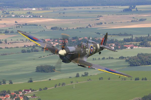 Spitfire @ Mustang - Air to Air