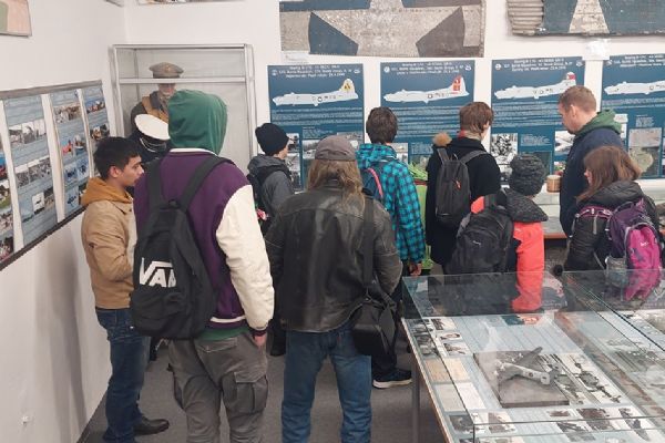 Den otevřeného Hangáru 3 s čertem, Mikulášem a andělem