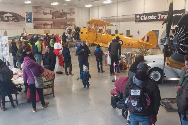 Den otevřeného Hangáru 3 s čertem, Mikulášem a andělem