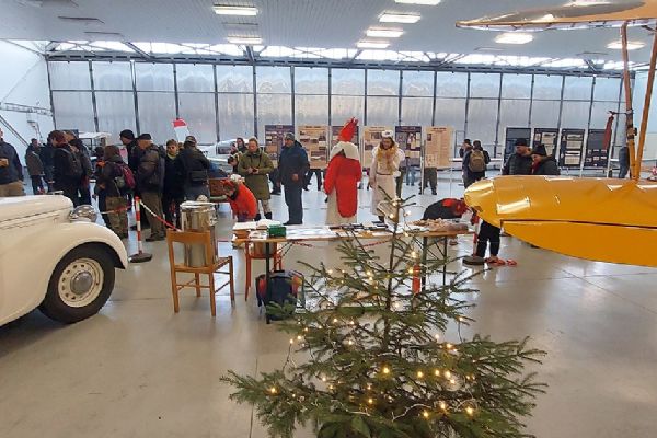 Den otevřeného Hangáru 3 s čertem, Mikulášem a andělem