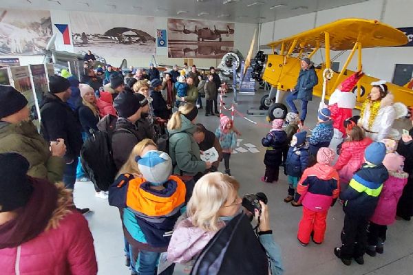 Den otevřeného Hangáru 3 s čertem, Mikulášem a andělem