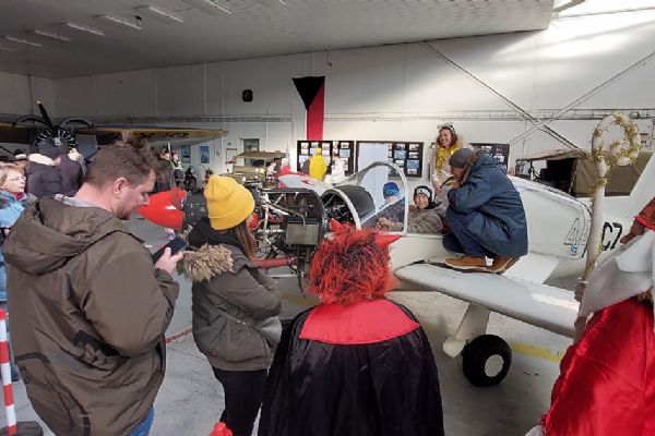 Den otevřeného Hangáru 3 s čertem, Mikulášem a andělem