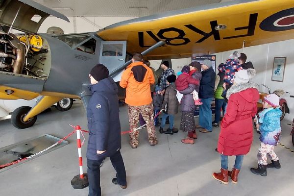 Den otevřeného Hangáru 3 s čertem, Mikulášem a andělem