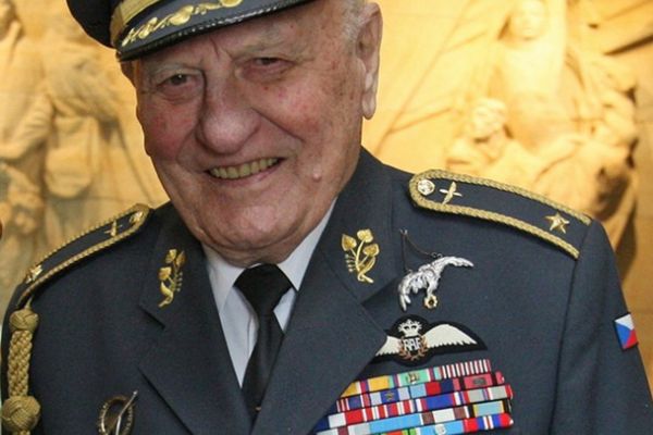 Zemřel Zdeněk Škarvada, jeden z posledních válečných letců