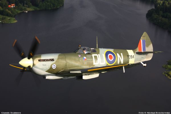 Spitfire Mk.XVIE TE184 DU-N, Air to Air