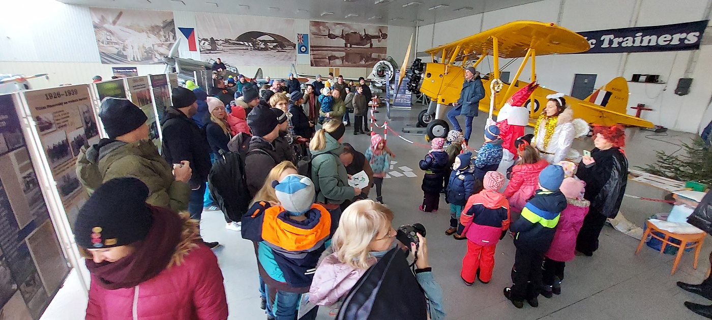 Den otevřeného Hangáru 3 s čertem, Mikulášem a andělem